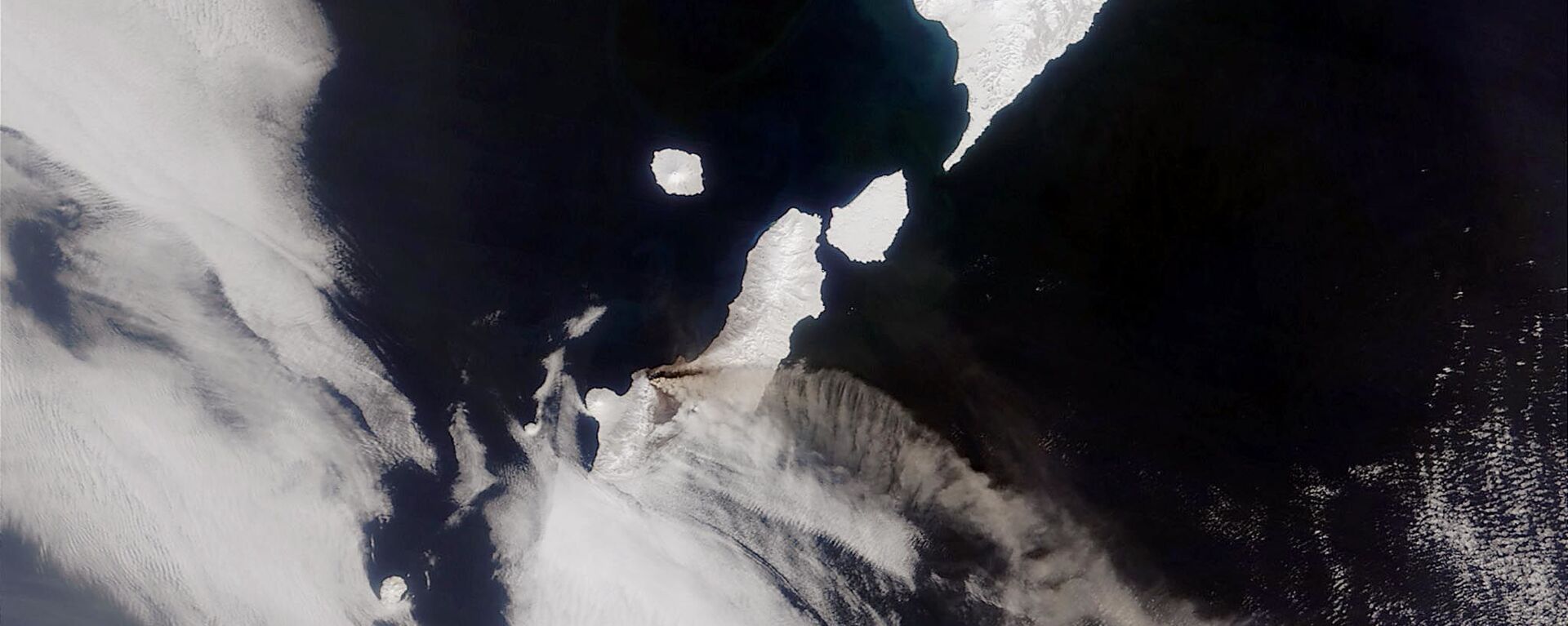 俄奇庫拉奇基火山噴發出4500米高的灰柱 - 俄羅斯衛星通訊社, 1920, 06.02.2023