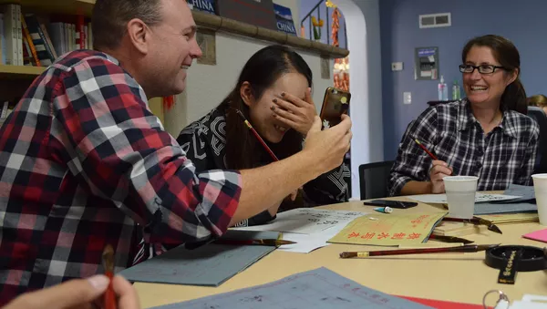 Chinese calligraphy taught by members of the Confucius Institute - 俄羅斯衛星通訊社