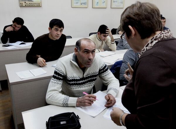 符拉迪沃斯托克市遠東聯邦大學教師為移民們講授俄語 - 俄羅斯衛星通訊社