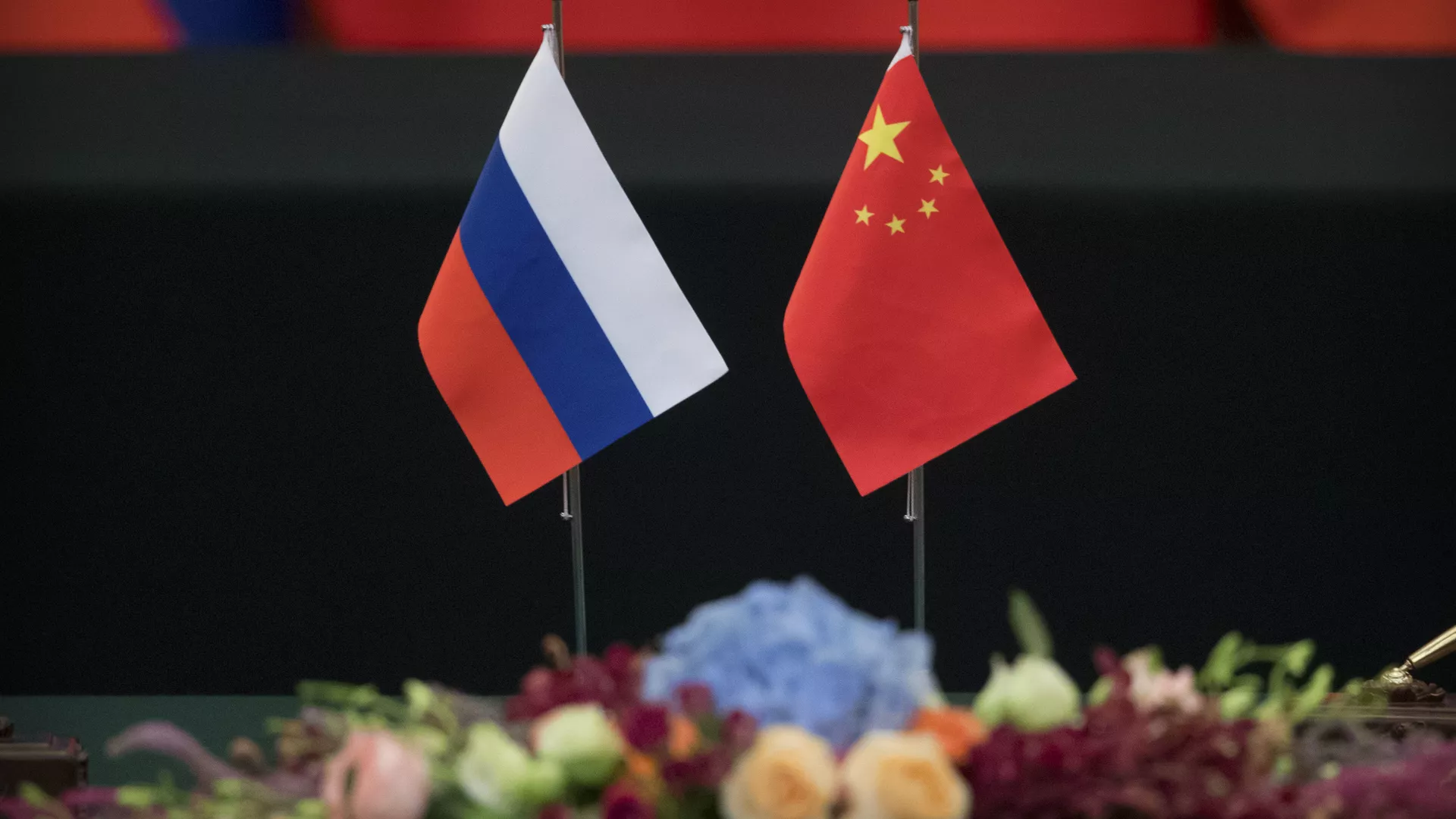 Russian, left, and Chinese flags sit on a table before a signing ceremony at the Great Hall of the People in Beijing - 永利官网卫星通讯社, 1920, 14.01.2022