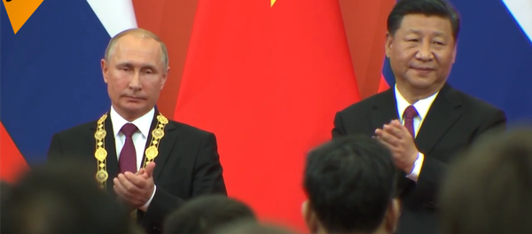 习近平向首位外国元首俄罗斯总统普京颁授中华人民共和国“友谊勋章” - 俄罗斯卫星通讯社