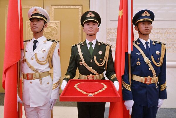 为俄罗斯总统弗拉基米尔•普京颁发中华人民共和国“友谊勋章”。 - 俄罗斯卫星通讯社