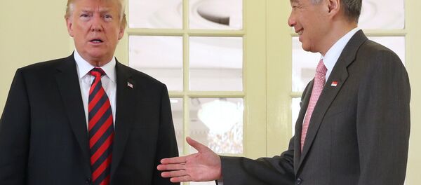 新加坡總理提前三天向特朗普贈送生日蛋糕 新加坡總理提前三天向特朗普贈送生日蛋糕 - 俄羅斯衛星通訊社