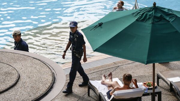Полиция у бассейна отеля Shangri-La в Сингапуре - 俄羅斯衛星通訊社