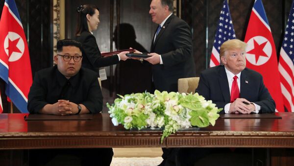 Лидер Северной Кореи Ким Чен Ын и президент США Дональд Трамп на подписании итогового документа саммита США - Северная Корея - 俄罗斯卫星通讯社
