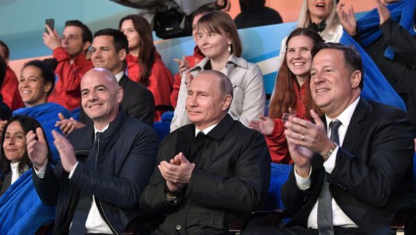 普京出席紅場為迎接世界杯舉辦的世界歌劇明星音樂會 - 俄羅斯衛星通訊社