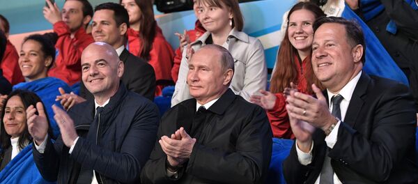 普京出席紅場為迎接世界杯舉辦的世界歌劇明星音樂會 - 俄羅斯衛星通訊社