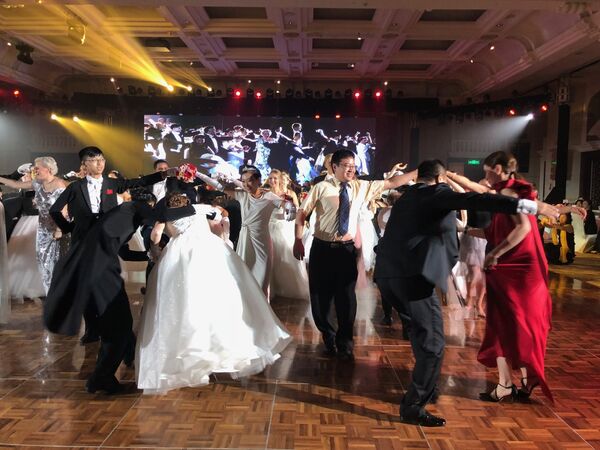 依照传统,舞会开幕式上,来自俄罗斯、中国以及其他国家的50对此前从未参加过此活动的新人进行了表演。宾客数量超过500人,其中包括商人、政界人士、外交官和科学文化工作者。 依照传统,舞会开幕式上,来自俄罗斯、中国以及其他国家的50对此前从未参加过此活动的新人进行了表演。宾客数量超过500人,其中包括商人、政界人士、外交官和科学文化工作者。 - 俄罗斯卫星通讯社