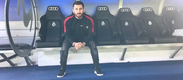 伊朗梅西现身莫斯科市中心 遭球迷围堵要签名 - 俄罗斯卫星通讯社