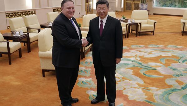 U.S. Secretary of State Mike Pompeo, left, shakes hands with Chinese President Xi Jinping as they pose for photograph at the Great Hall of the People in Beijing, Thursday, June 14, 2018. - 俄罗斯卫星通讯社