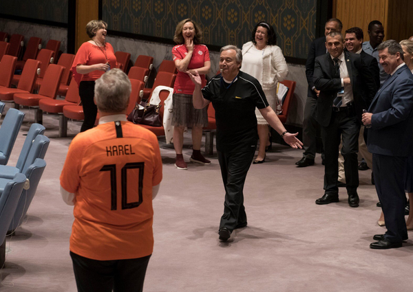 政治靠边站：各国常驻联合国代表穿国家队球衣合影 - 俄罗斯卫星通讯社