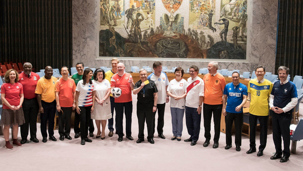 政治靠邊站：各國常駐聯合國代表穿國家隊球衣合影 - 俄羅斯衛星通訊社