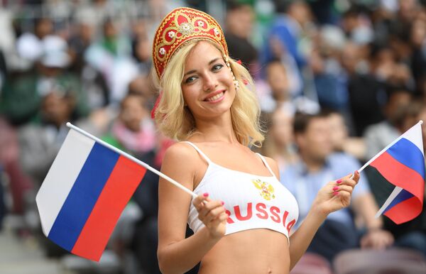 世界杯揭幕战前夕的俄罗斯球迷 - 俄罗斯卫星通讯社
