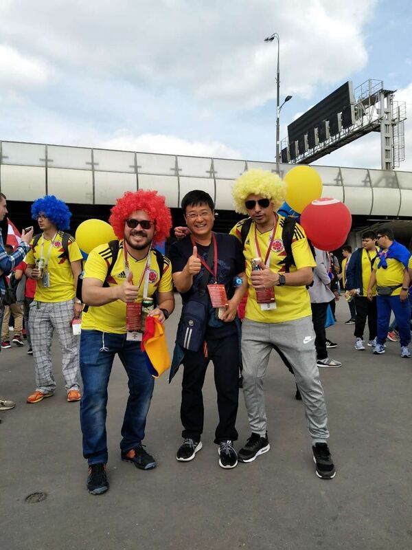世界各地的球迷都心情愉快，不論你想和誰一起拍照，他們們都興高采烈的和你拍照，還擺出誇張的造型！讓人很受感動！ - 俄羅斯衛星通訊社