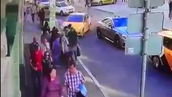 已有莫斯科出租車司機衝撞行人視頻 - 俄羅斯衛星通訊社
