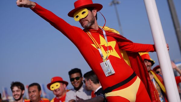 2018年世界杯，西班牙队球迷在索契举行的葡萄牙队和西班牙队小组赛开始前 - 俄罗斯卫星通讯社