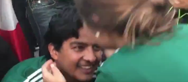 墨西哥赢得比赛后墨西哥小伙子向女朋友求婚 - 俄罗斯卫星通讯社