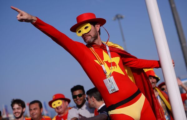 2018年世界杯，西班牙隊球迷在索契舉行的葡萄牙隊和西班牙隊小組賽開始前 - 俄羅斯衛星通訊社