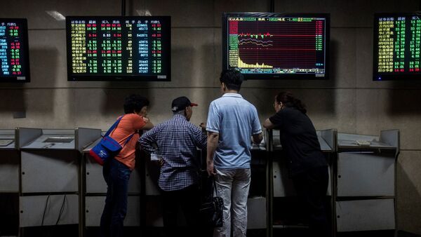 Investors monitor stock prices at a securities company in Shanghai - 俄羅斯衛星通訊社