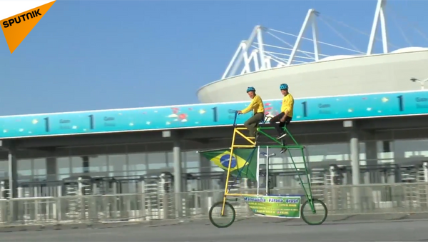 巴西球迷騎三米高雙人自行車為巴西隊助威 - 俄羅斯衛星通訊社