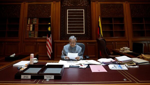 Malaysia's Prime Minister Mahathir Mohamad works at his office in Putrajaya - 俄罗斯卫星通讯社