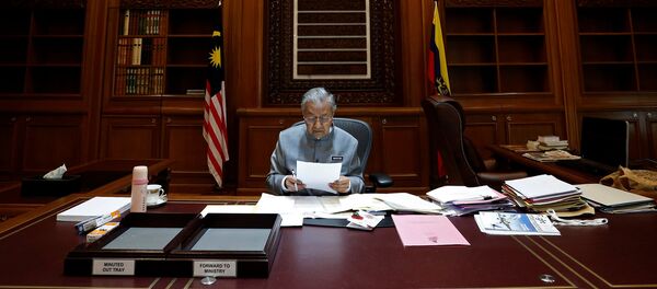 Malaysia's Prime Minister Mahathir Mohamad works at his office in Putrajaya - 俄羅斯衛星通訊社