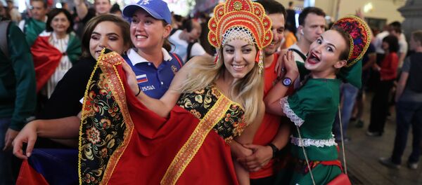 俄羅斯球迷慶祝兩連勝 - 俄羅斯衛星通訊社