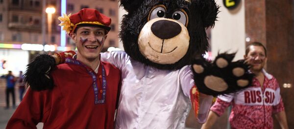 Болельщики сборной России радуются победе в матче группового этапа чемпионата мира по футболу между сборными России и Египта в Екатеринбурге - 俄罗斯卫星通讯社