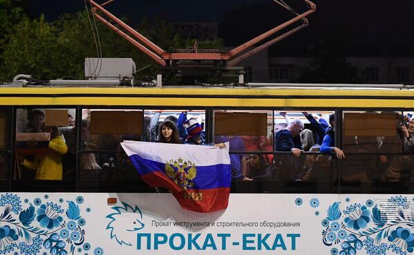 俄羅斯球迷慶祝兩連勝 - 俄羅斯衛星通訊社