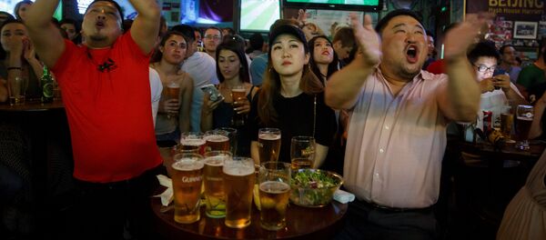 北京外卖师傅们在世界杯比赛期间彻夜加班送餐 - 俄罗斯卫星通讯社