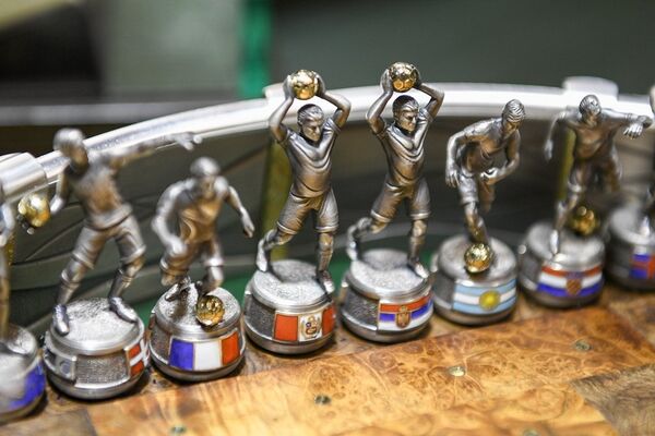 2018年世界杯主題珠寶雕塑亮相索契 - 俄羅斯衛星通訊社