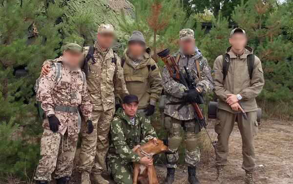 在2014年的乌克兰事件发生前，谢尔盖·萨诺夫斯基曾在内卫部队特种部队服役，之后参加了基辅独立广场上的抗议活动，尔后效力于以法西斯分子为核心的亚速团特种部门。 - 俄罗斯卫星通讯社