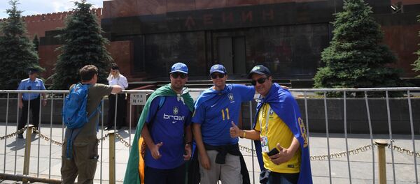 Гости столицы у Мавзолея Владимира Ильича Ленина на Красной площади - 俄罗斯卫星通讯社