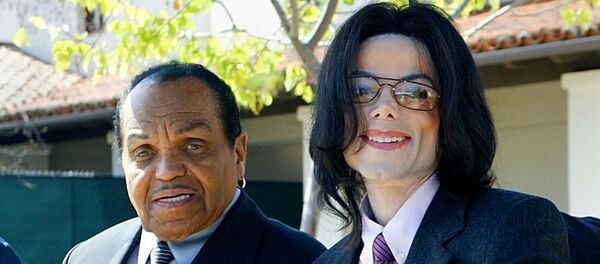 邁克爾·傑克遜私人醫生曝其曾遭父親化學閹割 - 俄羅斯衛星通訊社