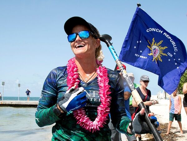 一名美國女消防員成為首位用立槳衝浪板從古巴滑水至美的女性 - 俄羅斯衛星通訊社