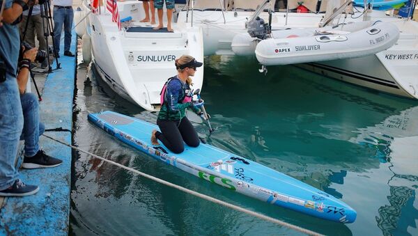一名美國女消防員成為首位用立槳衝浪板從古巴滑水至美的女性 - 俄羅斯衛星通訊社