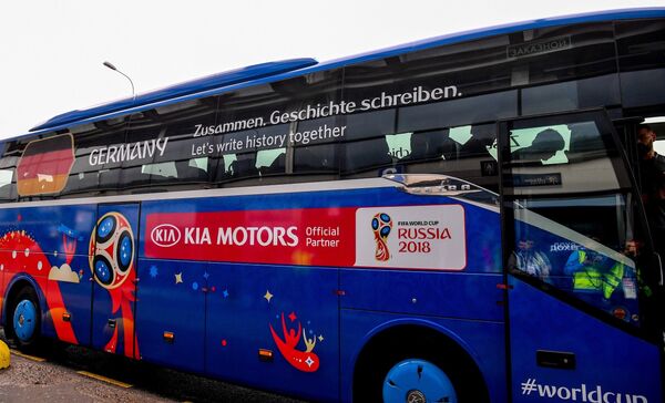 韩国的现代大巴里坐的是德国队球员，嗯，很应景。 - 俄罗斯卫星通讯社