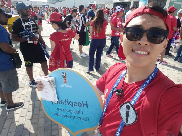 世界杯期间，他负责的主要工作，就是在球场外围引导球迷，做一些指引工作。做志愿者这是他从学生时代就有的一个小梦想。 - 俄罗斯卫星通讯社