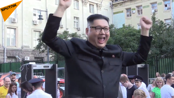 “朝鲜元首”也爱足球：金正恩“孪生兄弟”携球游莫斯科 - 俄罗斯卫星通讯社