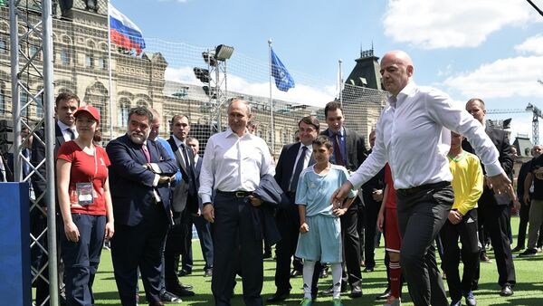 普京与国际足联主席在红场的足球训练器上打成平局 - 俄罗斯卫星通讯社