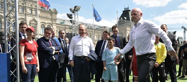 普京与国际足联主席在红场的足球训练器上打成平局 - 俄罗斯卫星通讯社