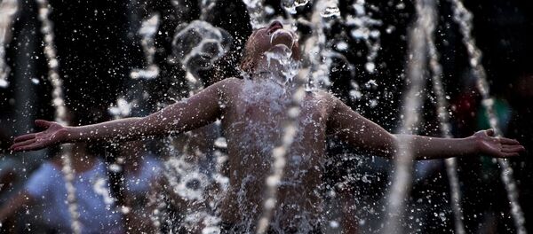 Мальчик играет в фонтане в Краснодаре Мальчик играет в фонтане в Краснодаре - 俄羅斯衛星通訊社