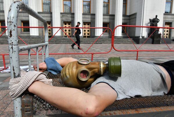 支持酷刑受害者国际日乌克兰议会大楼前举行反酷刑活动 - 俄罗斯卫星通讯社