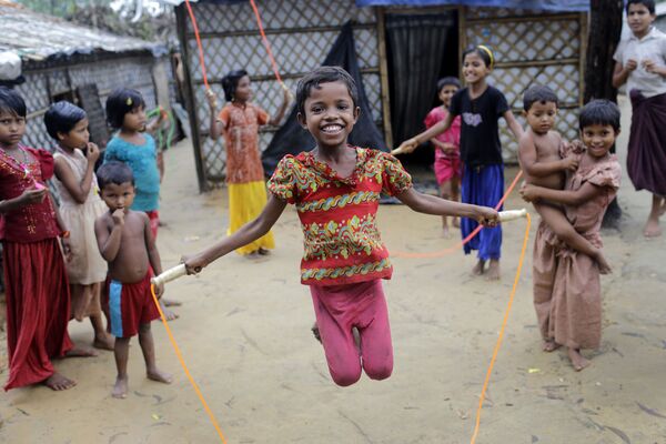 羅興亞難民兒童在孟加拉國庫圖巴朗（Kutupalong）難民營玩跳繩 - 俄羅斯衛星通訊社
