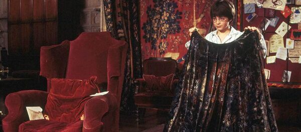 丹尼尔·雷德克里夫诵读《哈利·波特与魔法石》第一章 - 俄罗斯卫星通讯社