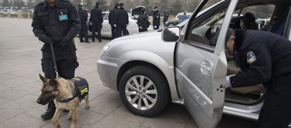 Chinese police officers search vehicules at a security check point outside the Great Hall of the People - 俄羅斯衛星通訊社