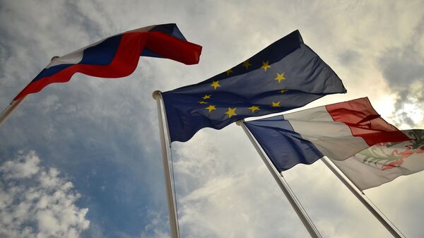 Флаги России, ЕС, Франции и герб Ниццы на набережной Ниццы - 俄羅斯衛星通訊社