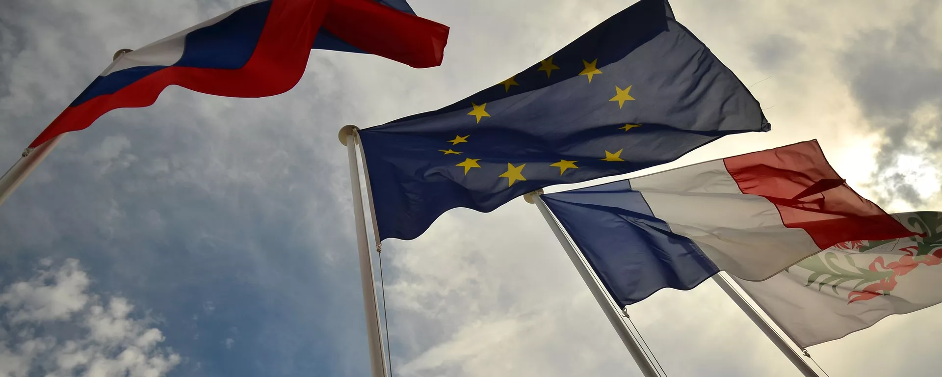 Флаги России, ЕС, Франции и герб Ниццы на набережной Ниццы - 俄羅斯衛星通訊社, 1920, 27.01.2021