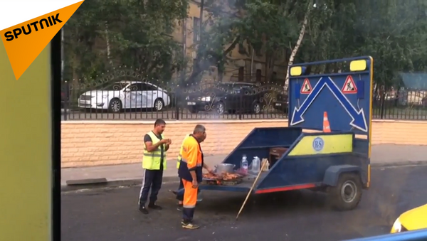 铺路工人在马路上吃烧烤 - 俄罗斯卫星通讯社