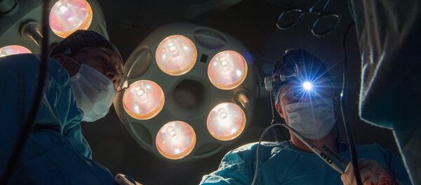 秋明医生从一名女子脸上皮肤中取出一条10厘米蠕虫 - 俄罗斯卫星通讯社